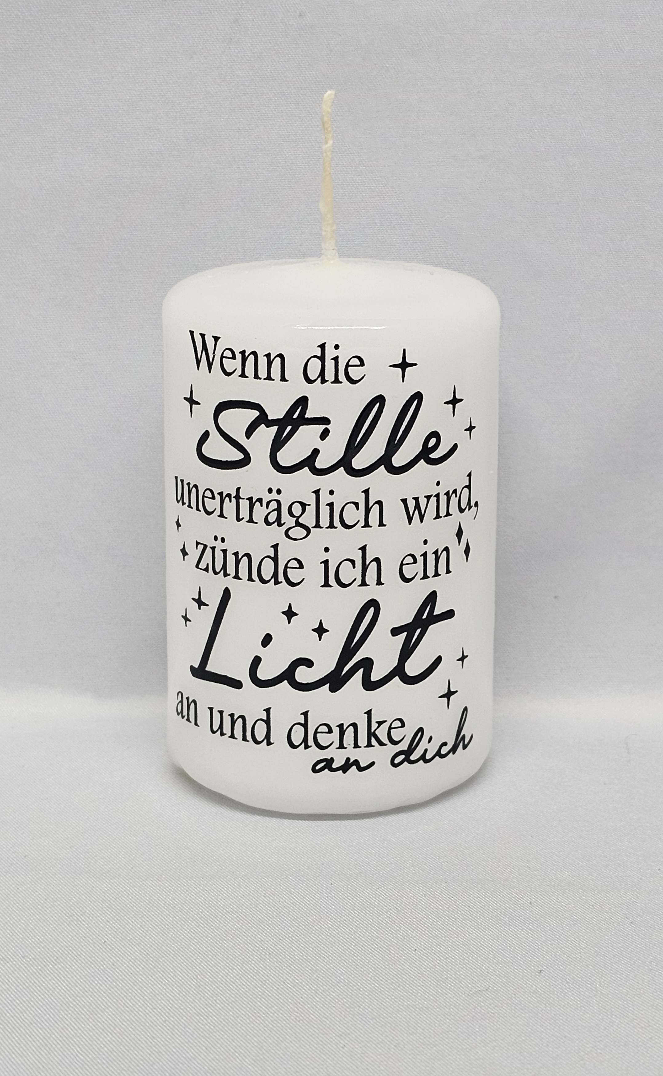 Kerze, Motiv (schwarz) "Wenn die Stille unerträglich wird..."