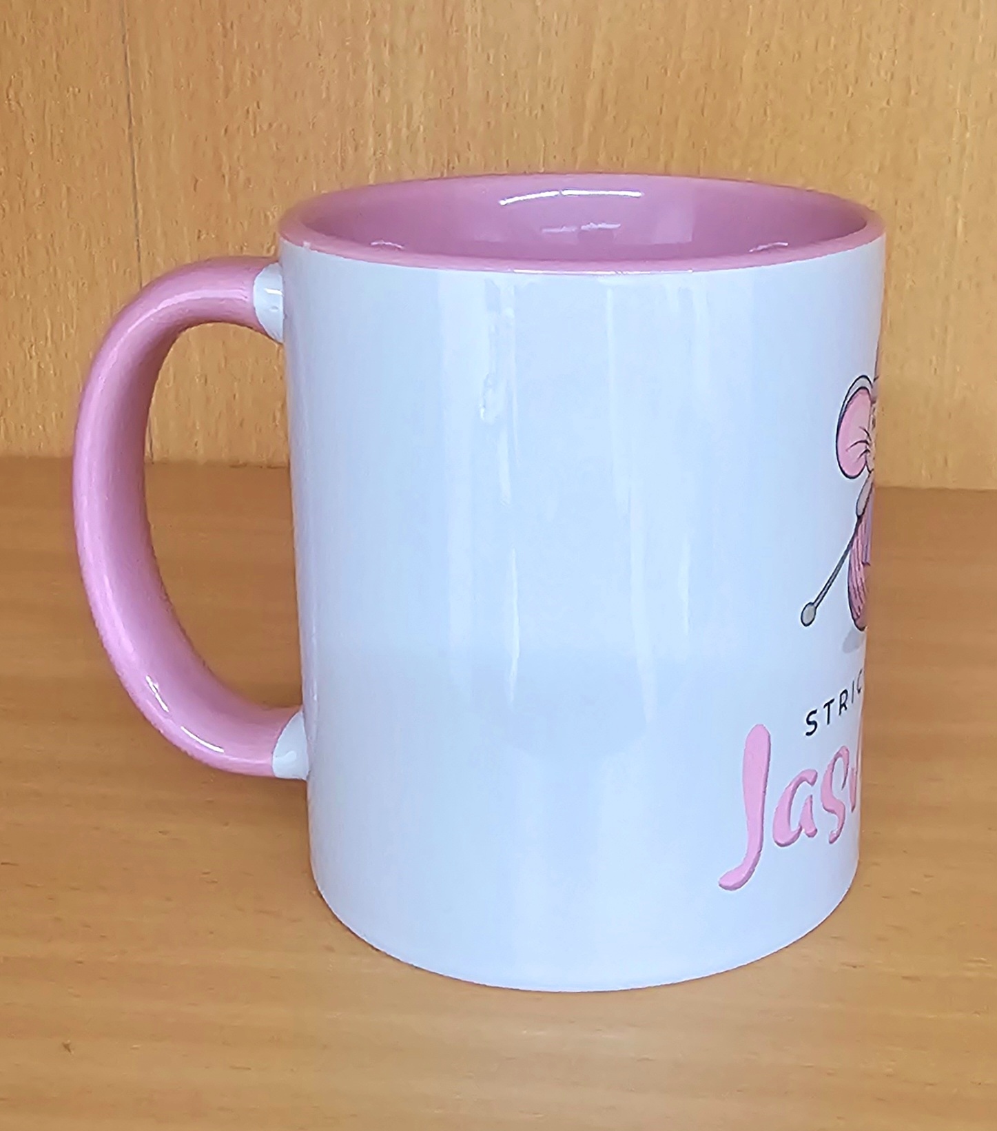 Strickmaus Jasmine Tasse in Weiß mit rosa Henkel und innen rosa